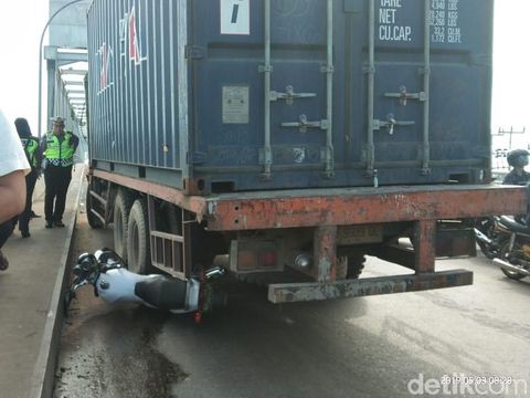 Polisi Ini Ganjal Truk Rem Blong dengan Motor Dinas Cegah Kecelakaan