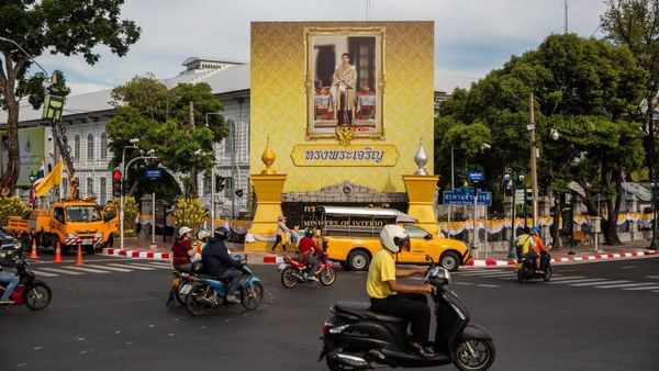 Thailand Menguning Jelang Penobatan Raja Maha Vajiralongkorn