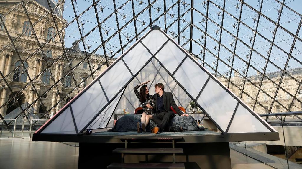 Foto: Kencan Semalam di Louvre