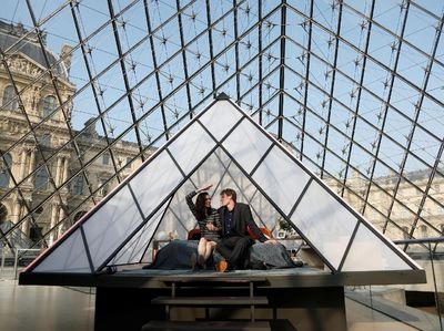Foto: Kencan Semalam di Louvre