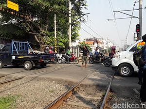 Melihat Rawannya Perlintasan Bulak Kapal Bekasi Tanpa Palang Pintu