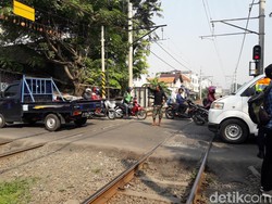 Melihat Rawannya Perlintasan Bulak Kapal Bekasi Tanpa Palang Pintu