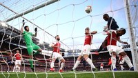 Meski sempat mengancam duluan, Arsenal malah kebobolan di menit ke-11. Berawal dari sepak pojok yang dieksekusi Daniel Parejo, Rodrigo meneruskan bola ke tiang jauh. Diakhaby tak membuang kesempatan dengan menyambar bola melalui sundulan. (Foto: Eddie Keogh/Reuters)