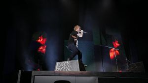 Ngamen Berkelas ala Ed Sheeran di GBK