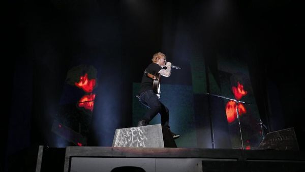 Ngamen Berkelas ala Ed Sheeran di GBK