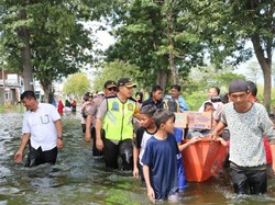 Tiga Kecamatan di Gresik yang Terisolir akibat Banjir Dapat Bantuan