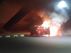 Korsleting Listrik, Mobil Terbakar di Kolong Flyover Cawang