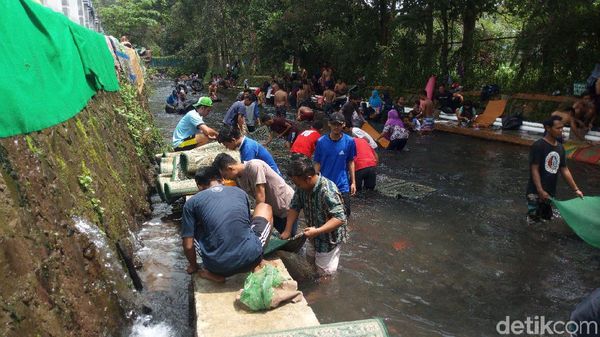 Potret Orang Sekampung Cuci Karpet Masjid di Semarang