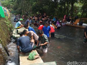 Potret Orang Sekampung Cuci Karpet Masjid di Semarang