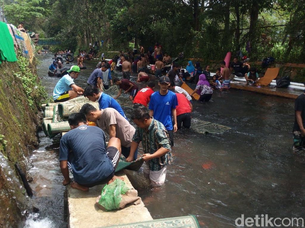 Potret Orang Sekampung Cuci Karpet Masjid di Semarang Potret Orang Sekampung Cuci Karpet Masjid di Semarang