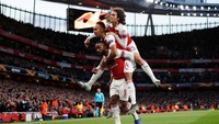 Lacazette merayakan gol dengan mengendong Aubameyang dan Matteo Guendouzi. (Foto: Paul Childs/Reuters)