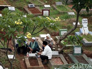Jelang Ramadan, TPU Menteng Pulo Ramai Peziarah