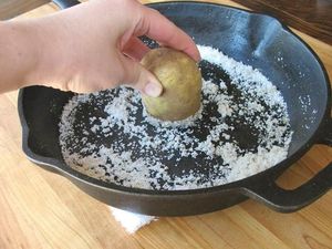 Praktis! Bersihkan Perlatan Masak Dengan Kulit Pisang hingga Kentang
