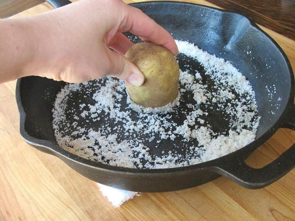 Praktis! Bersihkan Perlatan Masak Dengan Kulit Pisang hingga Kentang Praktis! Bersihkan Perlatan Masak Dengan Kulit Pisang hingga Kentang