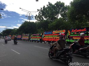 Papan Bunga Selamat Datang Presiden Berjejer di Kantor BPN Aceh