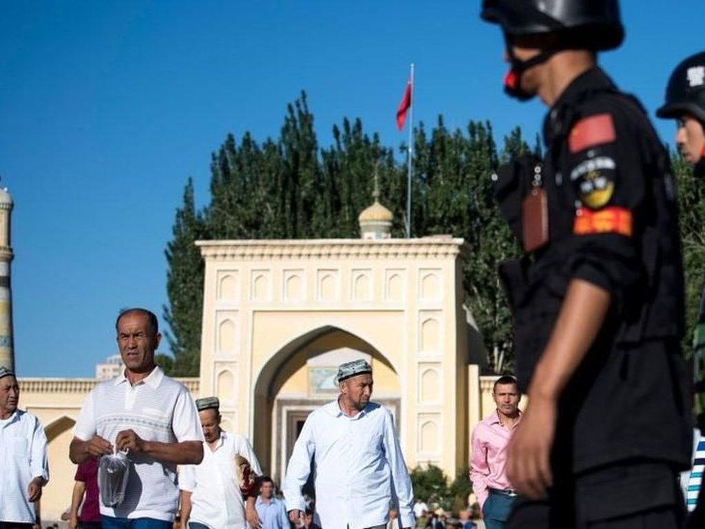 China Kembangkan Aplikasi Ponsel Pintar untuk Pantau Warga Xinjiang China Kembangkan Aplikasi Ponsel Pintar untuk Pantau Warga Xinjiang