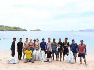 Salut! Anak-anak Muda Pulau Komodo Bersihkan Sampah di Pantai