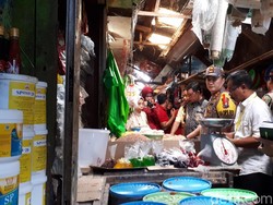 Polisi Blusukan ke Pasar di Tuban, Pantau Harga Barang Jelang Ramadan