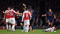 Daniel Parejo diganjar kartu kuning setelah melanggar Lacazette di babak kedua. (Foto: Justin Setterfield/Getty Images)