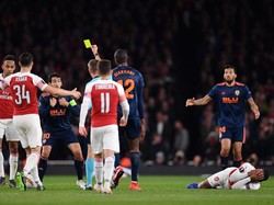 Daniel Parejo diganjar kartu kuning setelah melanggar Lacazette di babak kedua. (Foto: Justin Setterfield/Getty Images)