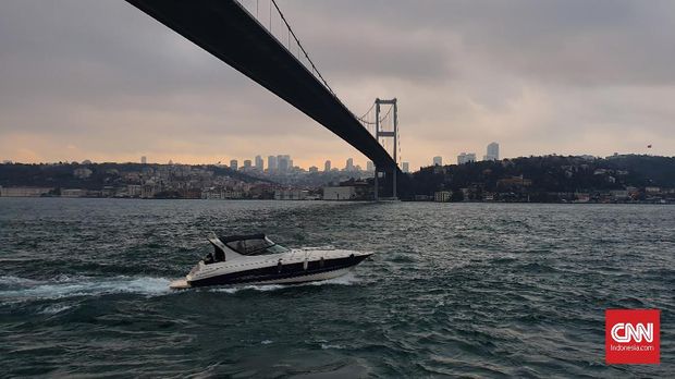 Daya tarik Turki juga terletak pada Selat Bosphorus. Selat ini yang memisahkan Istanbul bagian Eropa dan Asia.