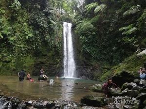 Namanya Curug Ngumpet, tapi Penampakannya Cantik Kok Namanya Curug Ngumpet, tapi Penampakannya Cantik Kok