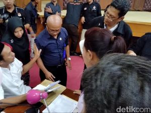 Pleno KPU Malang Diwarnai Protes Perhitungan Suara oleh Saksi PKS Pleno KPU Malang Diwarnai Protes Perhitungan Suara oleh Saksi PKS