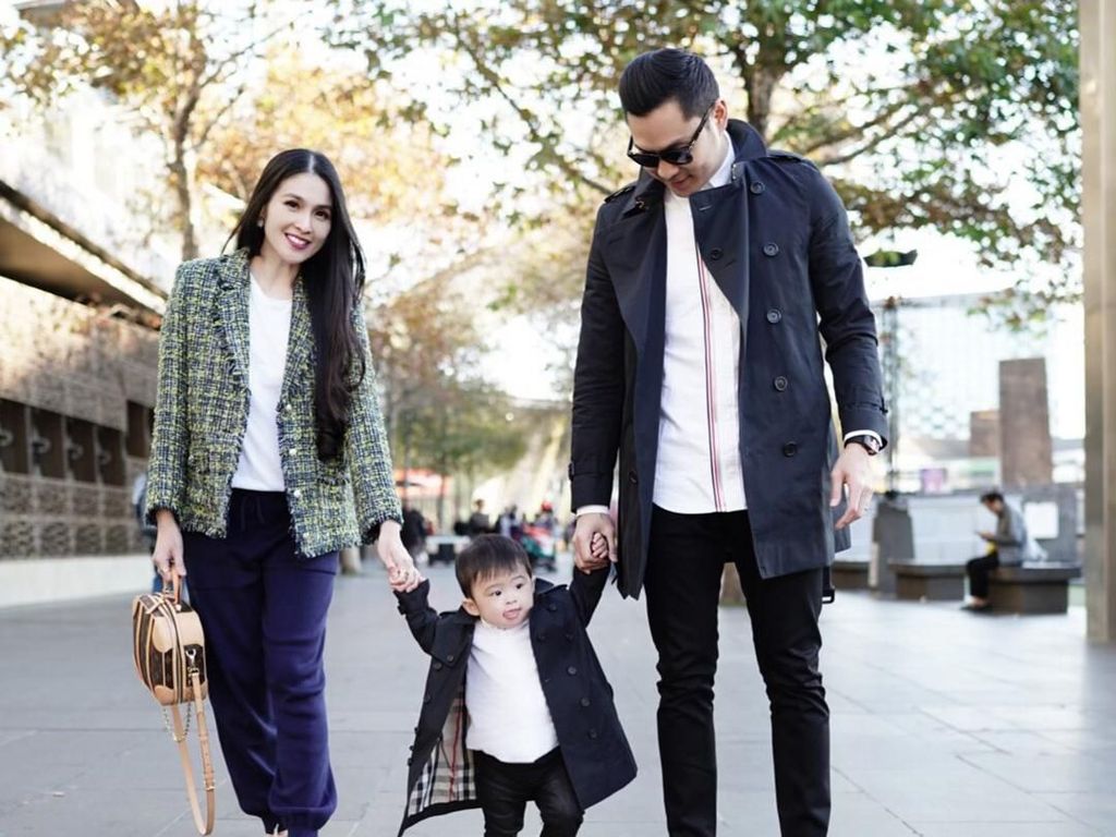 Usai Kendarai SUV Mewah, Anak Sandra Dewi Dapat Gitar Ratusan Juta Usai Kendarai SUV Mewah, Anak Sandra Dewi Dapat Gitar Ratusan Juta