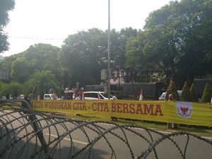 Emak-emak Relawan 02 Aksi Bentangkan Spanduk 1 Km di Depan KPU