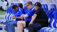 Sebelum pertandingan di mulai, Rene memimpin pemanasan para anak asuhnya. Pada saat pemanasan Rene mengenakan jersey berwarna biru.