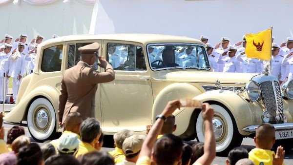 Melihat Kemeriahan Penobatan Raja Thailand