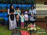Ziarah ke Makam Jupe, Nia Anggia Teringat Pesan Almarhumah