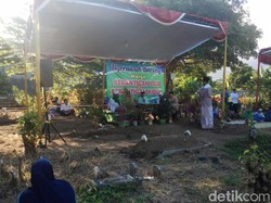 Tradisi Ngeruwah Bareng, Ratusan Warga di Banyuwangi Doa Bersama di Makam