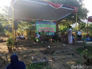 Tradisi Ngeruwah Bareng, Ratusan Warga di Banyuwangi Doa Bersama di Makam Tradisi Ngeruwah Bareng, Ratusan Warga di Banyuwangi Doa Bersama di Makam