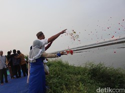 Warga Sidoarjo Ziarah ke Makam Leluhur yang Terendam Lumpur