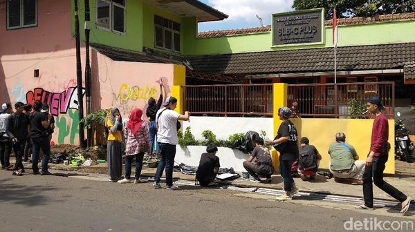 Aksi Anak Muda Bersihkan SLB yang Jadi Sasaran Vandalisme