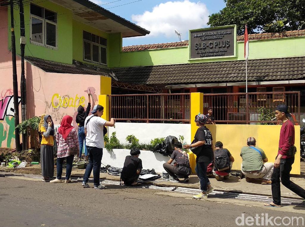 Aksi Anak Muda Bersihkan SLB yang Jadi Sasaran Vandalisme Aksi Anak Muda Bersihkan SLB yang Jadi Sasaran Vandalisme