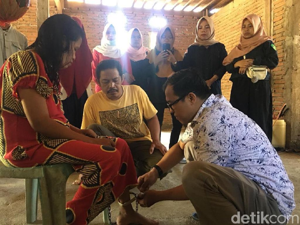 Wanita di Polewali Akhirnya Dirawat di RS Jiwa Usai 20 Tahun Dipasung Wanita di Polewali Akhirnya Dirawat di RS Jiwa Usai 20 Tahun Dipasung