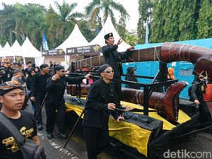 Ribuan Pendekar Kirab Golok Raksasa di Festival Golok Day Cilegon