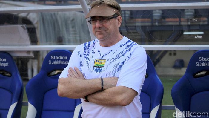Roberte Rene Alberts mewaspadai pemainan menyerang Arema FC. (Wisma Putra/detikSport) Roberte Rene Alberts mewaspadai pemainan menyerang Arema FC. (Wisma Putra/detikSport)