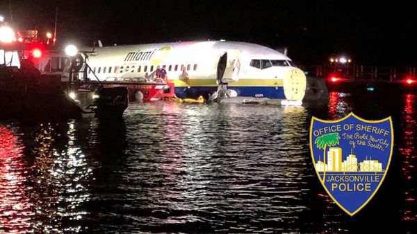 Penampakan Boeing 737 yang Tercebur ke Sungai Florida Saat Mendarat