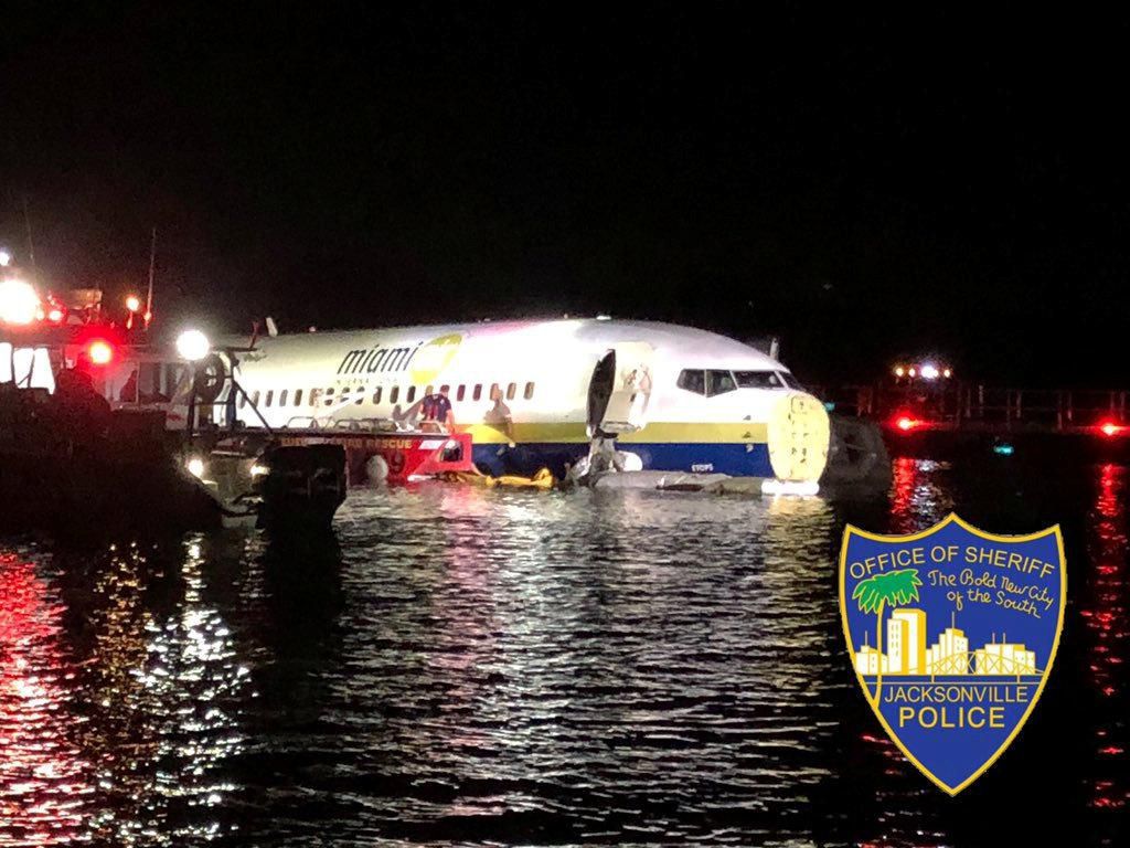Penampakan Pesawat Boeing 737 Nyebur ke Sungai di AS Penampakan Pesawat Boeing 737 Nyebur ke Sungai di AS