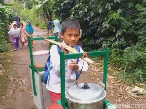 Kisah Bocah Garut yang Jual Bakso Tahu Demi Uang Jajan
