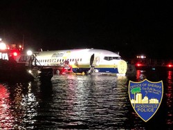 Pesawat Boeing 737 Tercebur ke Sungai di Florida Saat Akan Mendarat