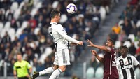 Juventus baru bisa menyamakan kedudukan di menit-menit akhir babak kedua. Ronaldo menyelamatkan Juventus dari kekalahan lewat golnya di menit ke-84. Foto: Massimo Pinca/Reuters