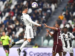 Juventus baru bisa menyamakan kedudukan di menit-menit akhir babak kedua. Ronaldo menyelamatkan Juventus dari kekalahan lewat golnya di menit ke-84. Foto: Massimo Pinca/Reuters