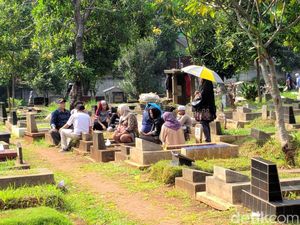 Jelang Ramadhan, Warga Ziarah ke TPU Menteng Pulo