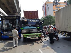 TransJ Sebut Pemobil dan Pemotor Kerap Jadi Penyebab Kecelakaan TransJ Sebut Pemobil dan Pemotor Kerap Jadi Penyebab Kecelakaan