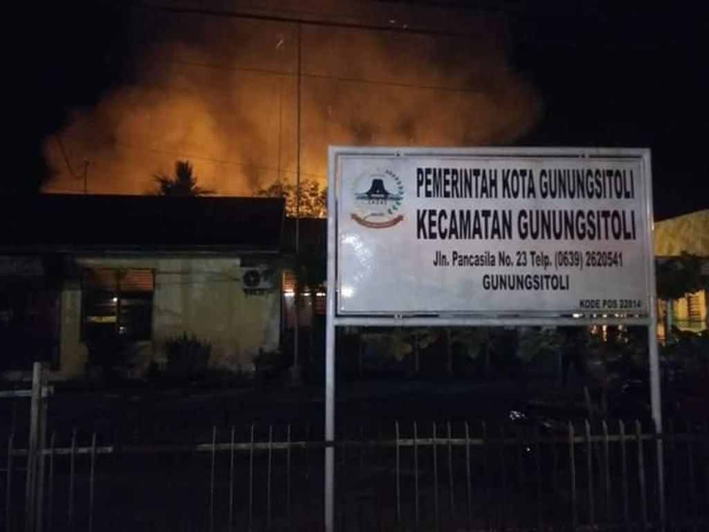 Gudang Penyimpanan Kotak Suara di Gunungsitoli Ludes Terbakar Gudang Penyimpanan Kotak Suara di Gunungsitoli Ludes Terbakar