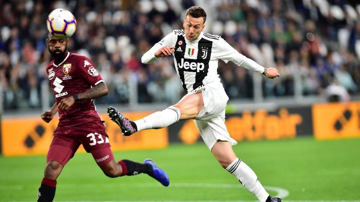 Soccer Football - Serie A - Juventus v Torino - Allianz Stadium, Turin, Italy - May 3, 2019  Juventus Federico Bernardeschi in action with Torinos Nicolas NKoulou  REUTERS/Massimo Pinca